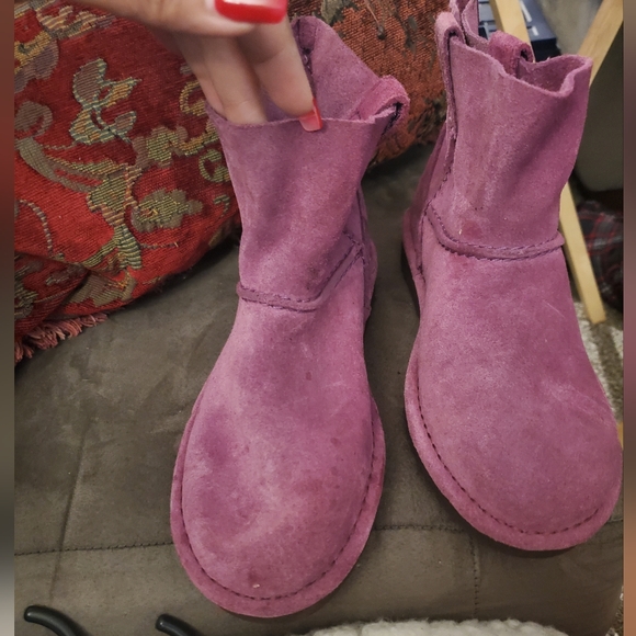 Girls purple Uggs NEVER USED! - Picture 1 of 4